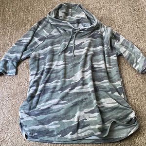 Heavy camo 3/4 sleeve loose turtle neck collar shirt.